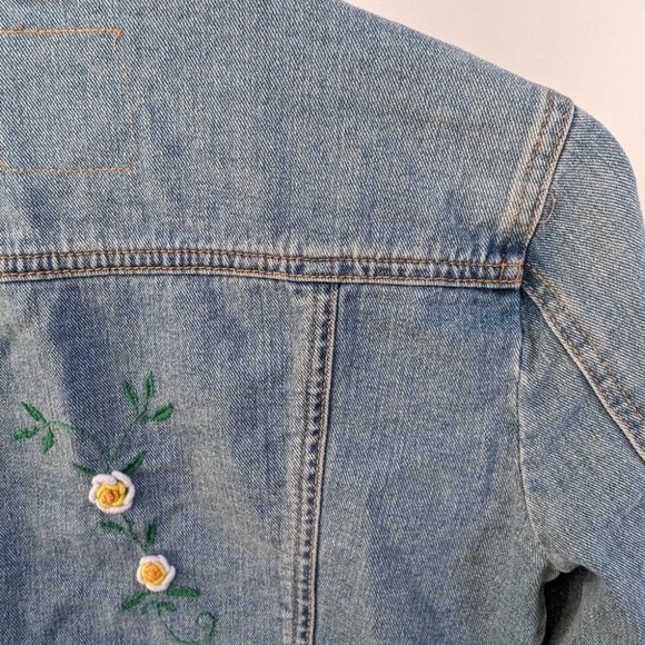 Free People Flower Embroidered Cropped Light Wash Jean Jacket Denim size 0 Daisy - Picture 2 of 9